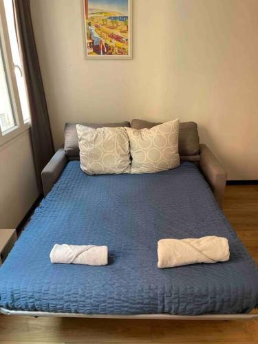 un lit avec deux oreillers dessus dans une chambre dans l'établissement Charming Apartment in Nice, à Nice