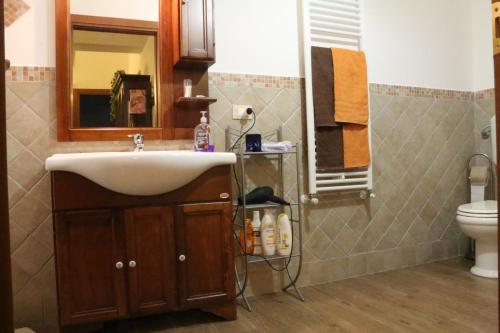 a bathroom with a sink and a toilet at Casa Vacanze TwentyMiles in Castellana Sicula