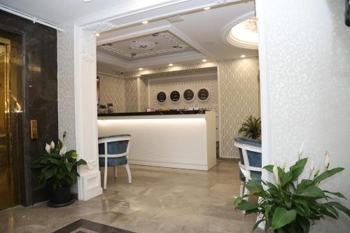 eine Küche mit einer Theke und Hockern in einem Zimmer in der Unterkunft Novus Hotel İstanbul in Istanbul