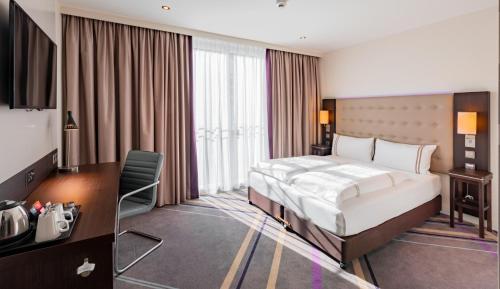 Un ou plusieurs lits dans un hébergement de l'établissement Premier Inn Frankfurt Messe