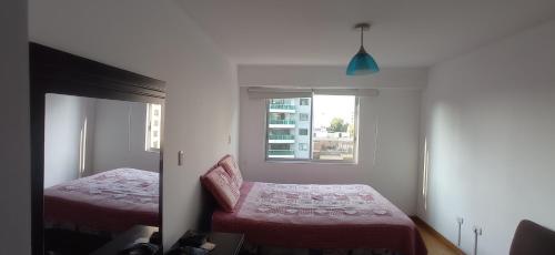 1 Schlafzimmer mit 2 Betten und einem Fenster in der Unterkunft Casa lelita in Lima
