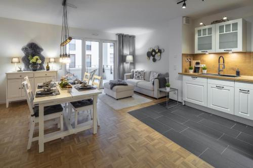 a kitchen and living room with a table and a couch at Acapella Suite Barcarolle 60qm, direkt am Weinberg, Altstadt, Netflix inklusive in Heppenheim an der Bergstrasse