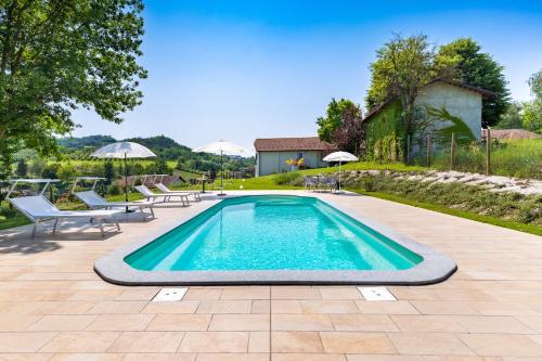 basen z krzesłami i dom w obiekcie TidHouse - Bed and Breakfast with private pool and free parking w mieście Motta