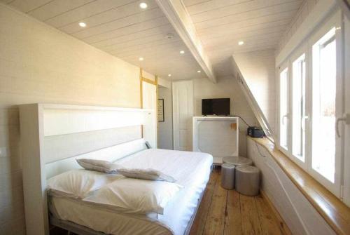 1 dormitorio con 1 cama blanca y ventana en My View Over Lisbon, en Lisboa