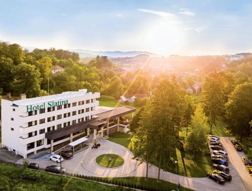 an overhead view of a hotel station with a parking lot at A Hoteli - Hotel Slatina in Vrnjačka Banja