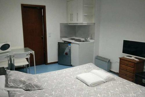 Kleines Zimmer mit einem Bett und einer Küche in der Unterkunft My Colombo Place in Lissabon