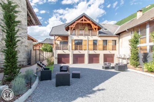 een uitzicht op een huis met een garage bij Gite Annecy 201- Au Royaume des Castors - Appt 201 in Doussard