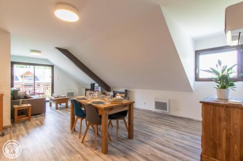 une salle à manger avec une table et des chaises dans l'établissement Gite Annecy 201- Au Royaume des Castors - Appt 201, à Doussard