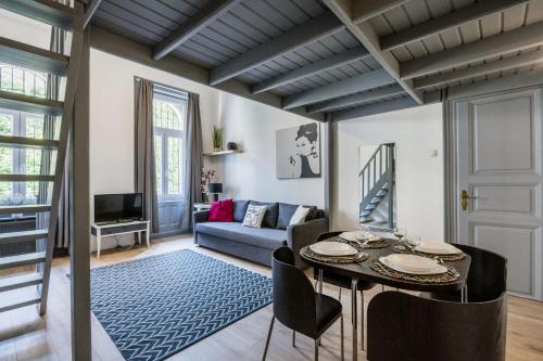 una sala de estar con una mesa y un sofá en Trendy apartment at the hippest location, en Budapest