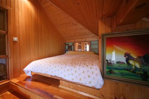 een slaapkamer met een bed met een schilderij aan de muur bij Villa Hota Sarajevo in Rakovica
