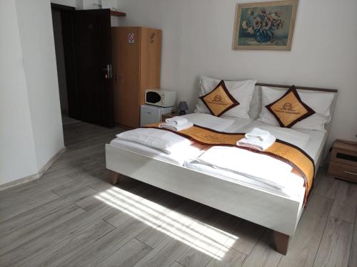 a large bed in a room with at Pension VIDHOUS 1 in Františkovy Lázně