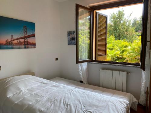 una camera con un letto e una finestra con un ponte di Stresa Centro a Stresa
