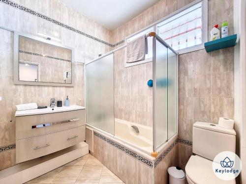 La salle de bains est pourvue d'une douche, de toilettes et d'un lavabo. dans l'établissement Les Mosalas - 2 et 3 étoiles - pieds dans l'eau - Lagon de Saint-Leu, à Saint-Leu