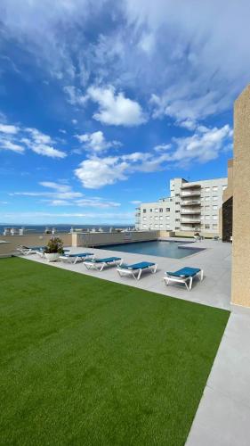 Luminoso apartamento frente al mar con piscina