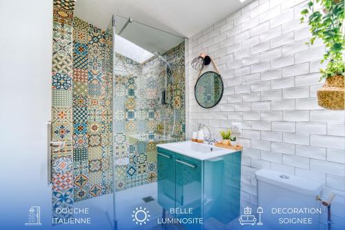 Un baño con un lavabo azul y una ducha. en Cosy Up - Vieux Port - Hyper Centre, en La Rochelle