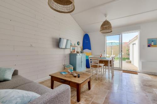 un salon avec un canapé et une table dans l'établissement Sables d'Olonne - Surf & Farniente, à Les Sables-dʼOlonne