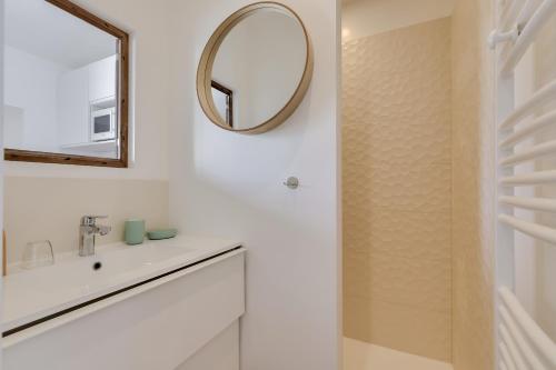 une salle de bain avec un lavabo et un miroir dans l'établissement Sables d'Olonne - Surf & Farniente, à Les Sables-dʼOlonne