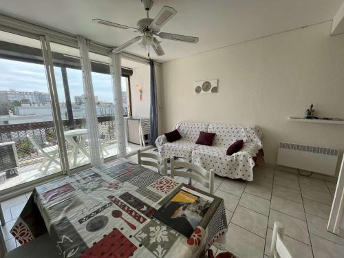 Photo de la galerie de l'établissement Appartement climatisé 3 pièces avec loggia, parking et parc collectif, à 400m de la plage - FR-1-225D-111, à Saint-Cyprien