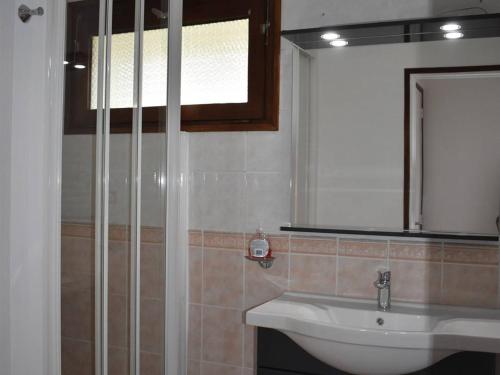 uma casa de banho com um lavatório e um espelho em Appartement Bolquère-Pyrénées 2000, 3 pièces, 4 personnes - FR-1-592-40 em Font-Romeu