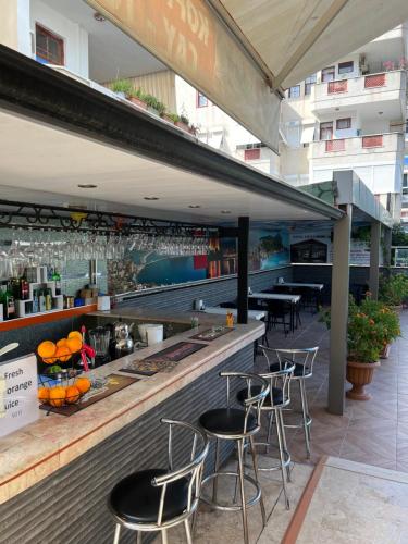 un restaurante con sillas y un bar en la azotea en Cleopatra King Apart, en Alanya