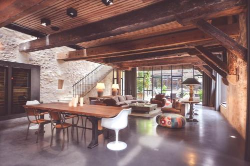 un salon avec une table en bois et un canapé dans l'établissement Splendide Chai 700 m2 Bordeaux, à Bordeaux