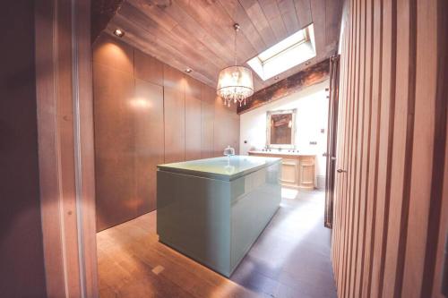 - une salle de bains avec une grande île au milieu d'une chambre dans l'établissement Splendide Chai 700 m2 Bordeaux, à Bordeaux