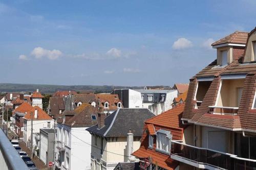 - une vue sur une ville avec des maisons et des toits dans l'établissement Bright apartment near the sea, à Le Touquet-Paris-Plage