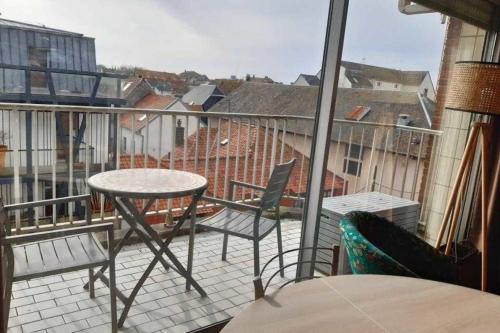 une vue d'un balcon avec une table et des chaises dans l'établissement Bright apartment near the sea, à Le Touquet-Paris-Plage