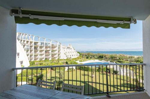 Bright 26 m with pool and sea view