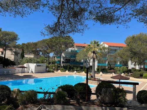 - une vue sur la piscine d'un complexe dans l'établissement Saint-Raphaël, Boulouris, F2 dans belle résidence 3 piscines, proche bord de mer, à Saint-Raphaël