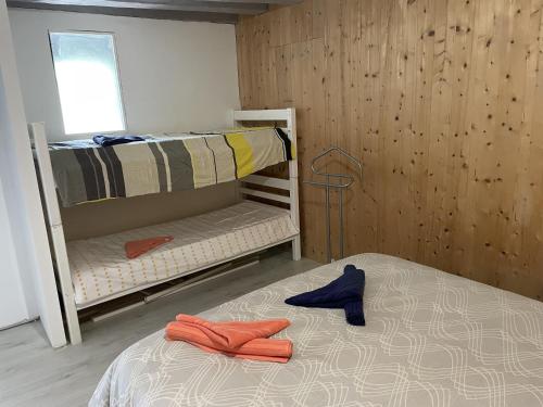 1 dormitorio con 2 literas y espejo en La Pause, en Saint-Martin-de-la-Place