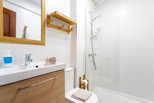 a bathroom with a shower and a toilet and a sink at CITY CENTER AND NEXT TO THE BEACH 3 BEDROOMs in Málaga