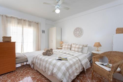 Un dormitorio con una cama con un osito de peluche. en CITY CENTER AND NEXT TO THE BEACH 3 BEDROOMs en Málaga