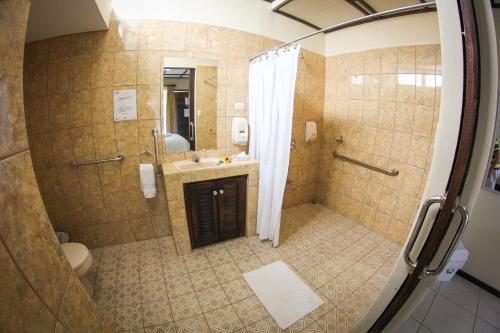 Vonios kambarys apgyvendinimo įstaigoje Hotel Wagelia Turrialba