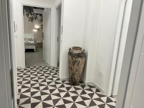 a vase sitting on a floor in a hallway at Marè in Belvedere Marittimo