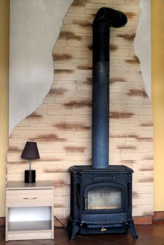 a fireplace in a room next to a wall at Mimoza Gospodarstwo Agroturystyczne in Bartoszyce