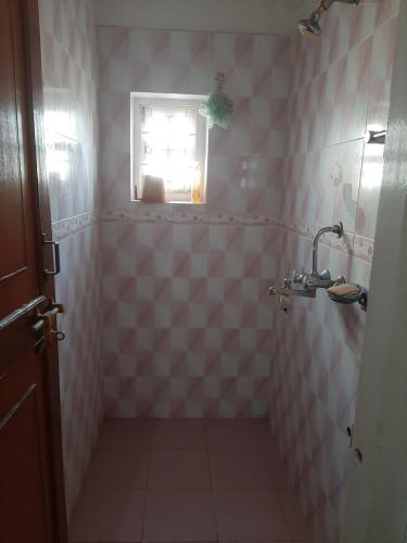 baño pequeño con lavabo y ventana en juneli raat homestay pokhara en Pokhara