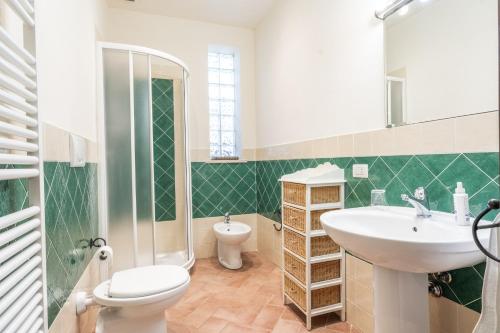 y baño con lavabo, aseo y ducha. en Appartamenti le Ginestre, en Lupompesi