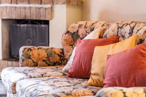 a couch with pillows on it in a living room at Appartamenti le Ginestre in Lupompesi