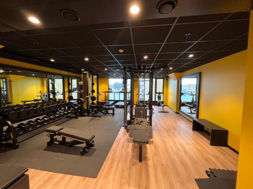 un gimnasio con varias cintas de correr y bancos en un edificio en Thon Hotel Ålesund, en Ålesund