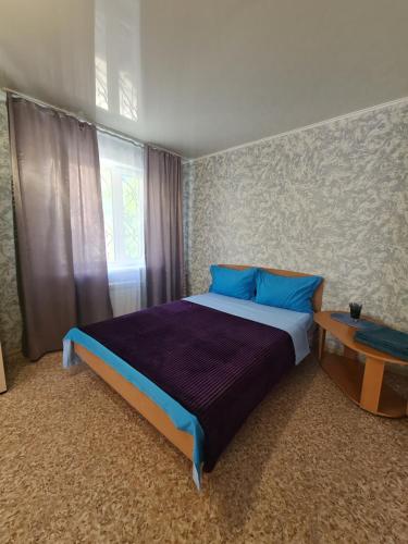 Een bed of bedden in een kamer bij Район: Вечного огня ул. Лободы 33