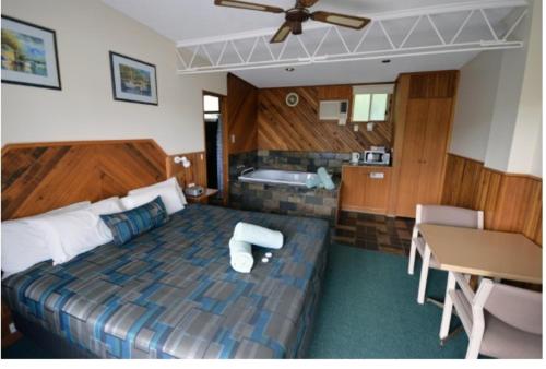 Llit o llits en una habitació de Pelicans Motel San Remo