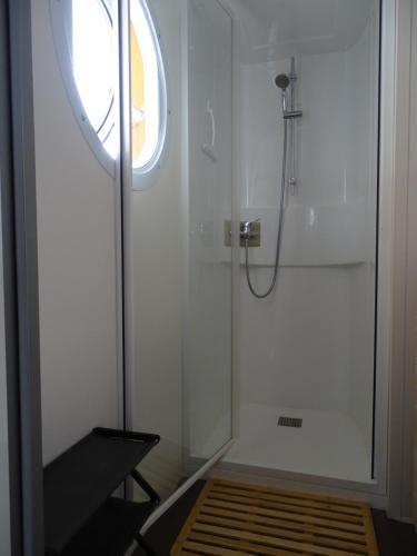 uma casa de banho com um chuveiro e uma porta de vidro em Bien être en 5 étoiles au cœur du sud Ardèche, vignobles et rivières em Lagorce