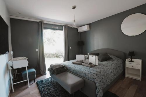 une chambre avec un lit, un miroir et une fenêtre dans l'établissement Modern Villa Swimming pool and private Jacuzzi, au Muy