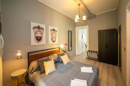ein Schlafzimmer mit einem großen Bett in einem Zimmer in der Unterkunft LOFT85 - Self check-in centro! in Messina