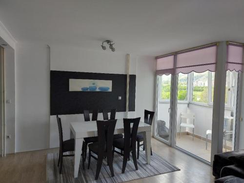 ein Esszimmer und ein Wohnzimmer mit einem Tisch und Stühlen in der Unterkunft Jove Apartments in Bitola
