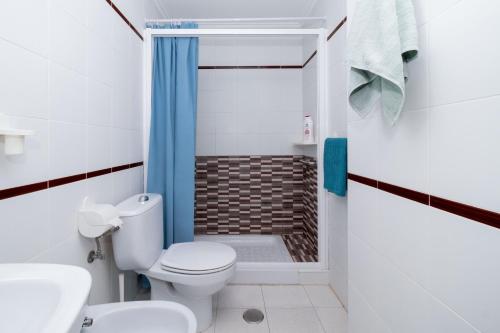 トレビエハにあるEspanatour BENIAJANのバスルーム(トイレ、シャワー付)