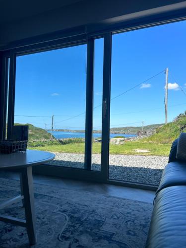 een woonkamer met uitzicht op de oceaan bij Mary’s Seaview Clifden in Galway