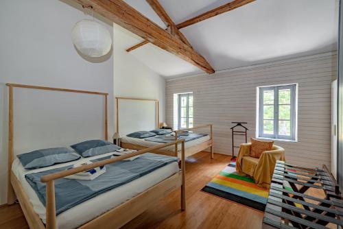 1 Schlafzimmer mit 2 Etagenbetten und einem Stuhl in der Unterkunft L'Airial, Moustey in Moustey