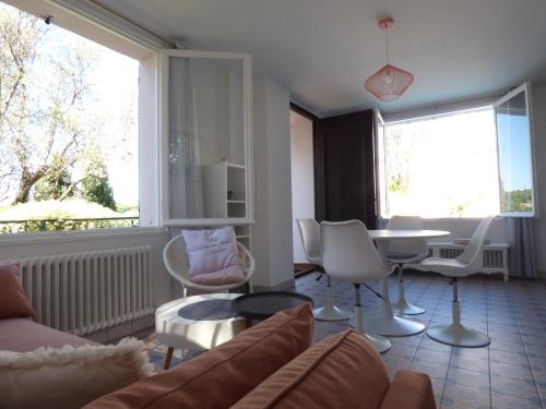 - un salon avec un canapé, une table et des chaises dans l'établissement Pool House Matisse in großem Park mit geheizten Pool, à Châteauneuf